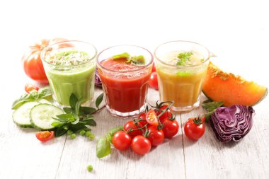Soğuk çorba, gazpacho ya da sebze suyu ve malzeme.