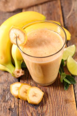Ahşap arka planda muzlu smoothie