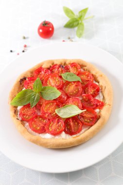 Bir tabak fesleğenli domatesli kiş