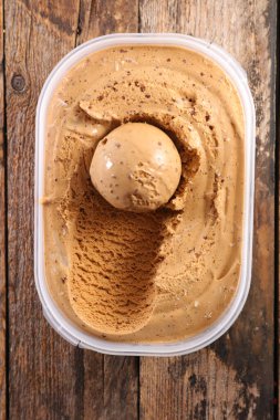 Tahta arka planda kahveli dondurma.