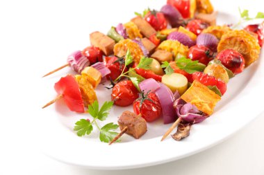Mısır, domates, tofu ve soğanlı vejetaryen barbekü şişi.