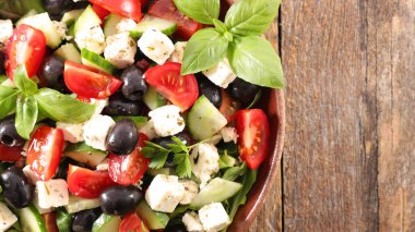Zeytin, domates, peynir ve fesleğenli karışık sebze salatası.