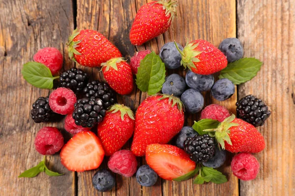 Sortido Frutas Bagas Fundo Madeira — Fotografia de Stock