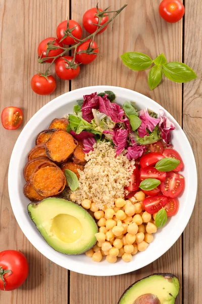 Refeição Vegetariana Com Batata Doce Abacate Tomate Quinoa Grão Bico — Fotografia de Stock