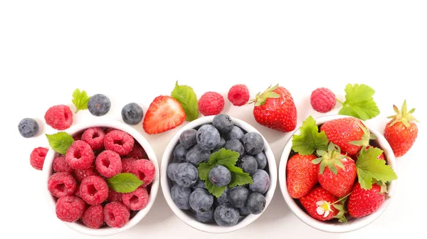 Assortiment Van Bessen Fruit Bosbessen Aardbeien Frambozen Geïsoleerd Witte Achtergrond — Stockfoto