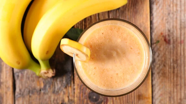 Batido Con Plátano Sobre Fondo Madera — Foto de Stock