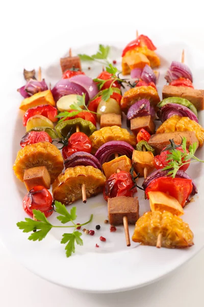 Vegetarischer Grillspieß Mit Mais Tomaten Tofu Und Zwiebeln — Stockfoto