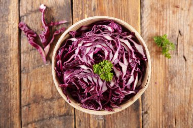 Ahşap arka planda taze lahana salatası