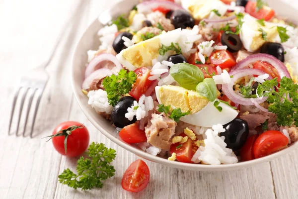 蔬菜沙拉与米饭 西红柿和橄榄拌匀 — 图库照片