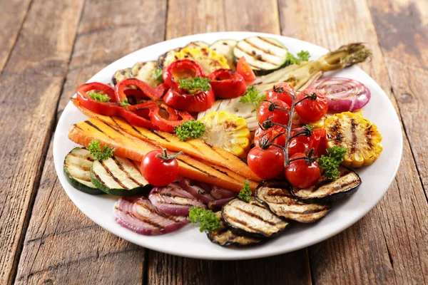 Izgara Renkli Sebzeler Patlıcan Kabak Dolma Biber Kereviz Soğan Fesleğenli — Stok fotoğraf