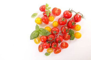 Beyaz arkaplanda fesleğenli kiraz domatesi