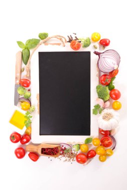 Fesleğenli, sarımsaklı, baharatlı ve karatahtalı domates.