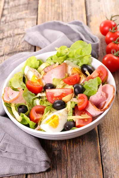 蔬菜沙拉与鸡蛋 橄榄和西红柿混合 — 图库照片