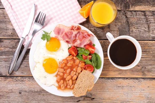 英式早餐配豆 培根和咖啡杯 — 图库照片