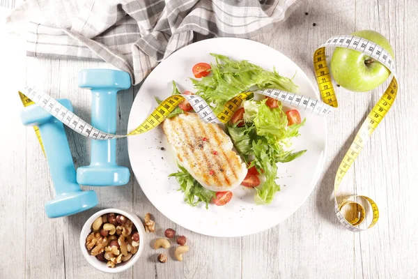 Grillezett Csirke Filé Salátával Mérőszalaggal Diétás Ételek Koncepciója — Stock Fotó