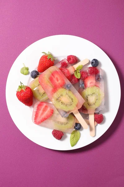 Gelado Picolé Com Fruta Fresca — Fotografia de Stock