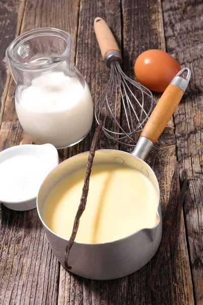Vla Crème Met Ingrediënt Houten Ondergrond — Stockfoto