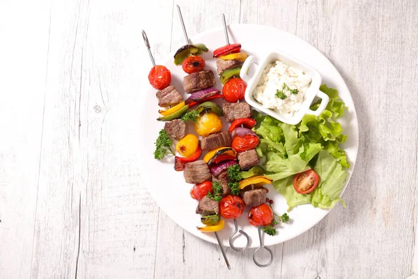 Pincho Ternera Parrilla Con Salsa Ensalada — Foto de Stock