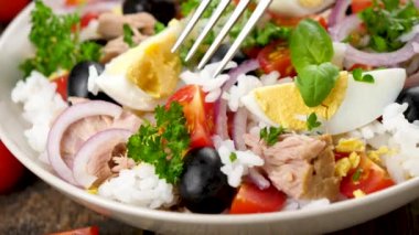 Yumurta, pirinç ve domatesli karışık sebze salatası.