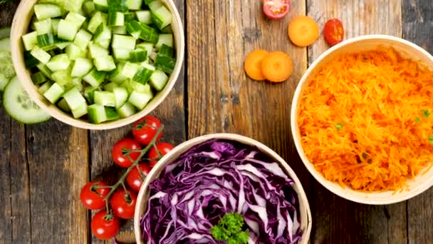 Sebze Salatası Koleksiyonu Salatalık Lahana Havuç — Stok video