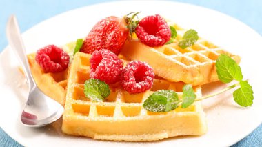 Ahududulu waffle, nane yaprağı ve şeker tozu