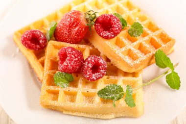 Ahududulu waffle, nane yaprağı ve şeker tozu