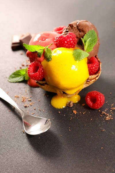 アイスクリームマンゴー チョコレート ラズベリー — ストック写真