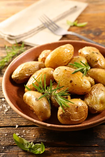 Patata Asada Con Albahaca Romero — Foto de Stock