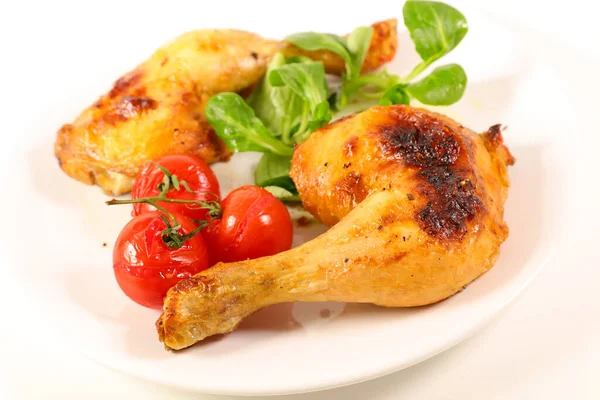 Kaki Ayam Goreng Dengan Selada Dan Tomat — Stok Foto