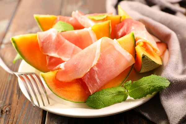 Melone Scheiben Geschnitten Mit Schinken Und Basilikum — Stockfoto
