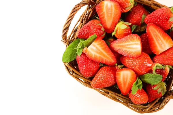 Weidenkorb Mit Frischen Erdbeeren Auf Weißem Hintergrund — Stockfoto
