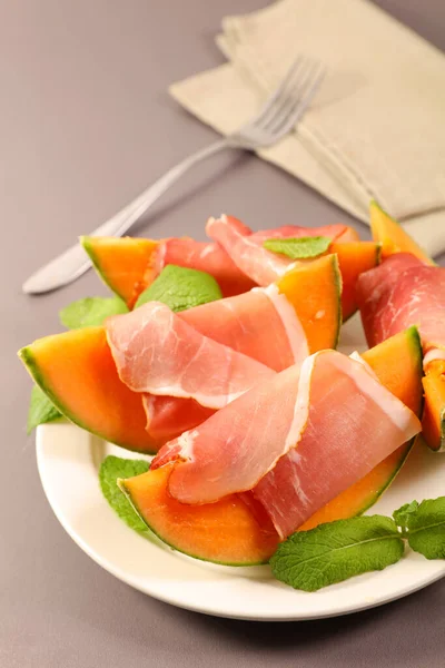 Melon Plasterkach Szynką Prosciutto Bazylią — Zdjęcie stockowe