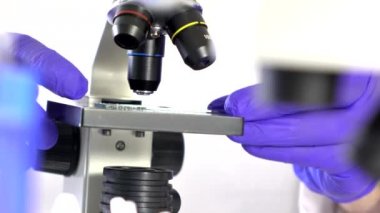 Laboratuvar .researcher Biyokimya laboratuarında çalışan araştırmacı.