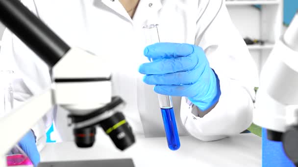 Onderzoeker werken in het Lab .researcher in biochemische Lab. — Stockvideo