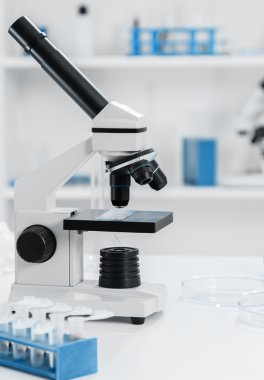 Laboratuvar mikroskobu. Laboratuvardaki modern mikroskoplar.