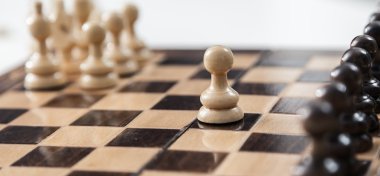 piyon muhalefet tahtanın ortasındaki.