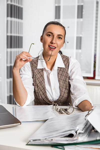 Jeune femme d'affaires assise sur le lieu de travail et travaillant avec des papiers — Photo