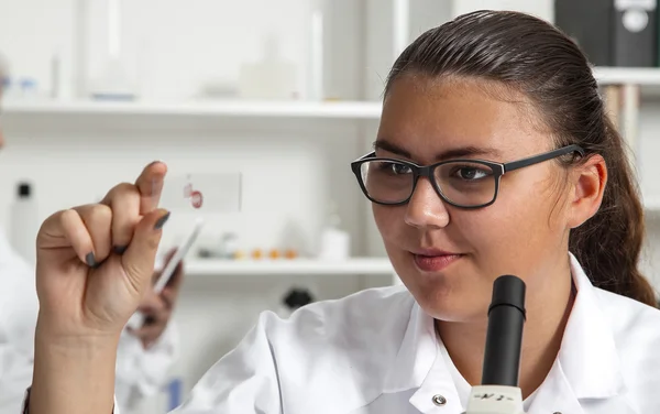 Studente del liceo. Studente che lavora in laboratorio . — Foto Stock