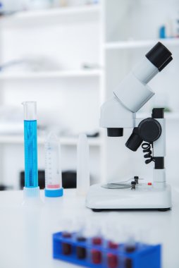 Laboratuvar mikroskobu. Laboratuvardaki modern mikroskoplar..