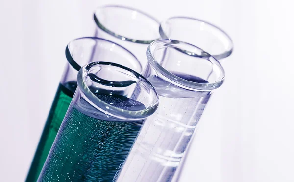 Éprouvette avec de l'eau de couleur. tubes à essai de laboratoire . — Photo