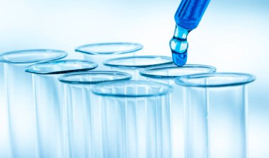 pipet akışkan bir birkaç test tüpleri için ekleme .