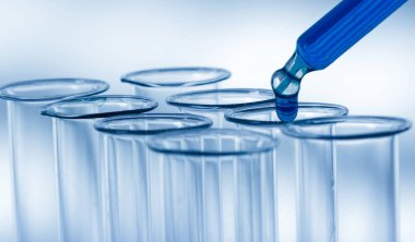 Sıvı birkaç test tüpleri loncası Züccaciye birine ekleyerek pipet