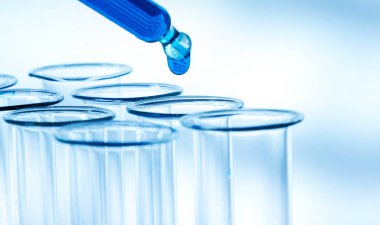 pipet akışkan bir birkaç test tüpleri için ekleme .