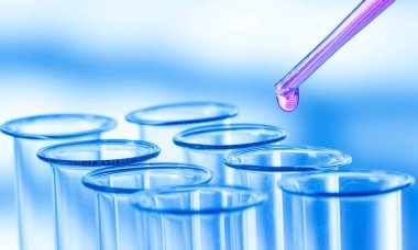 Sıvı birkaç test tüpleri loncası Züccaciye birine ekleyerek pipet