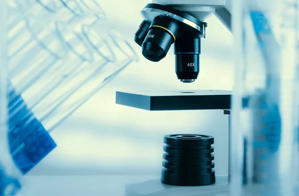 실험실 현미경 렌즈, 실험실에 있는 현대 현미경 — 스톡 사진