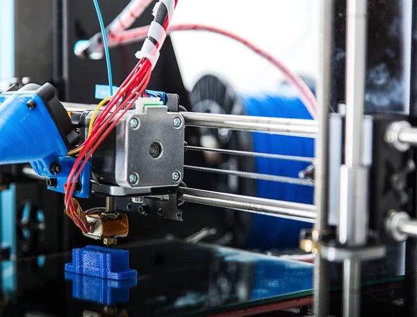 Impresora electrónica de plástico tridimensional durante el trabajo, impresora 3D, impresión 3D — Foto de Stock