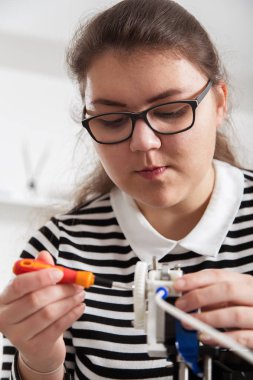 3d yazıcıda, teknoloji, 3d printerlere harcama maddeler ile çalışan tasarımcı