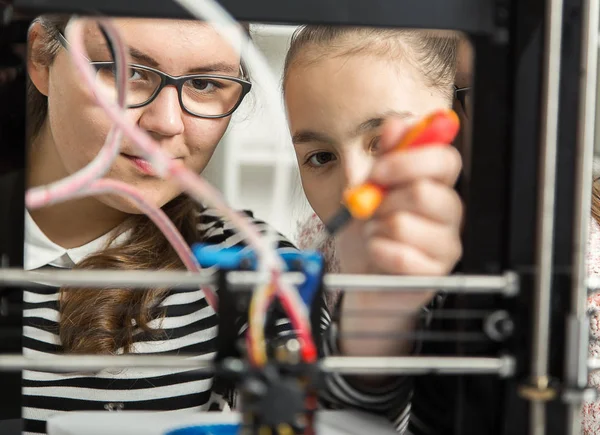 Feliz pequeño técnico sonriente en el taller —  Fotos de Stock