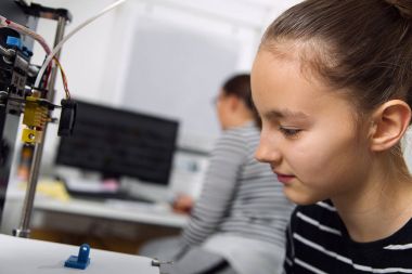 Eğitim, teknoloji, 3d printe çocukla