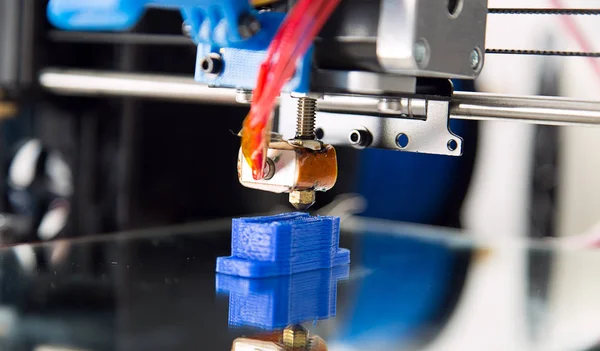 Impresora electrónica de plástico tridimensional durante el trabajo, 3D, impresión . — Foto de Stock